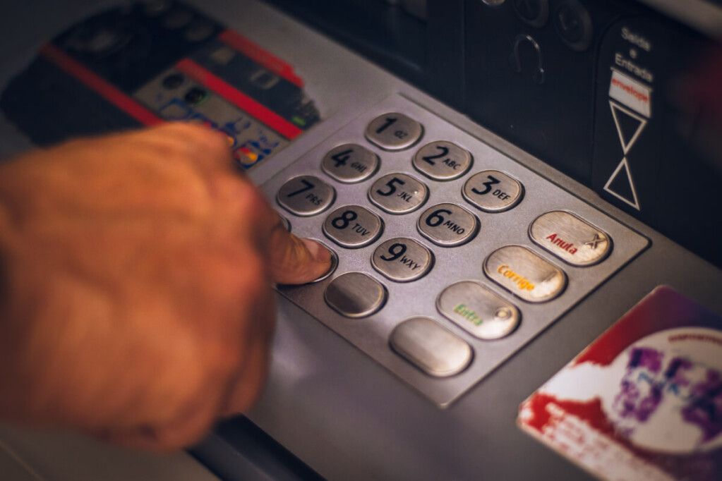 Zasady bezpiecznego korzystania z kart bankomatowych